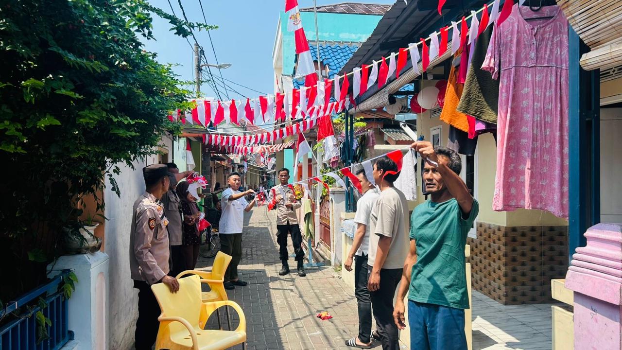 Polsek Kepulauan Seribu Utara Bagikan Bendera Merah Putih kepada Nelayan, Ajak Masyarakat Kobarkan Semangat Nasionalisme
