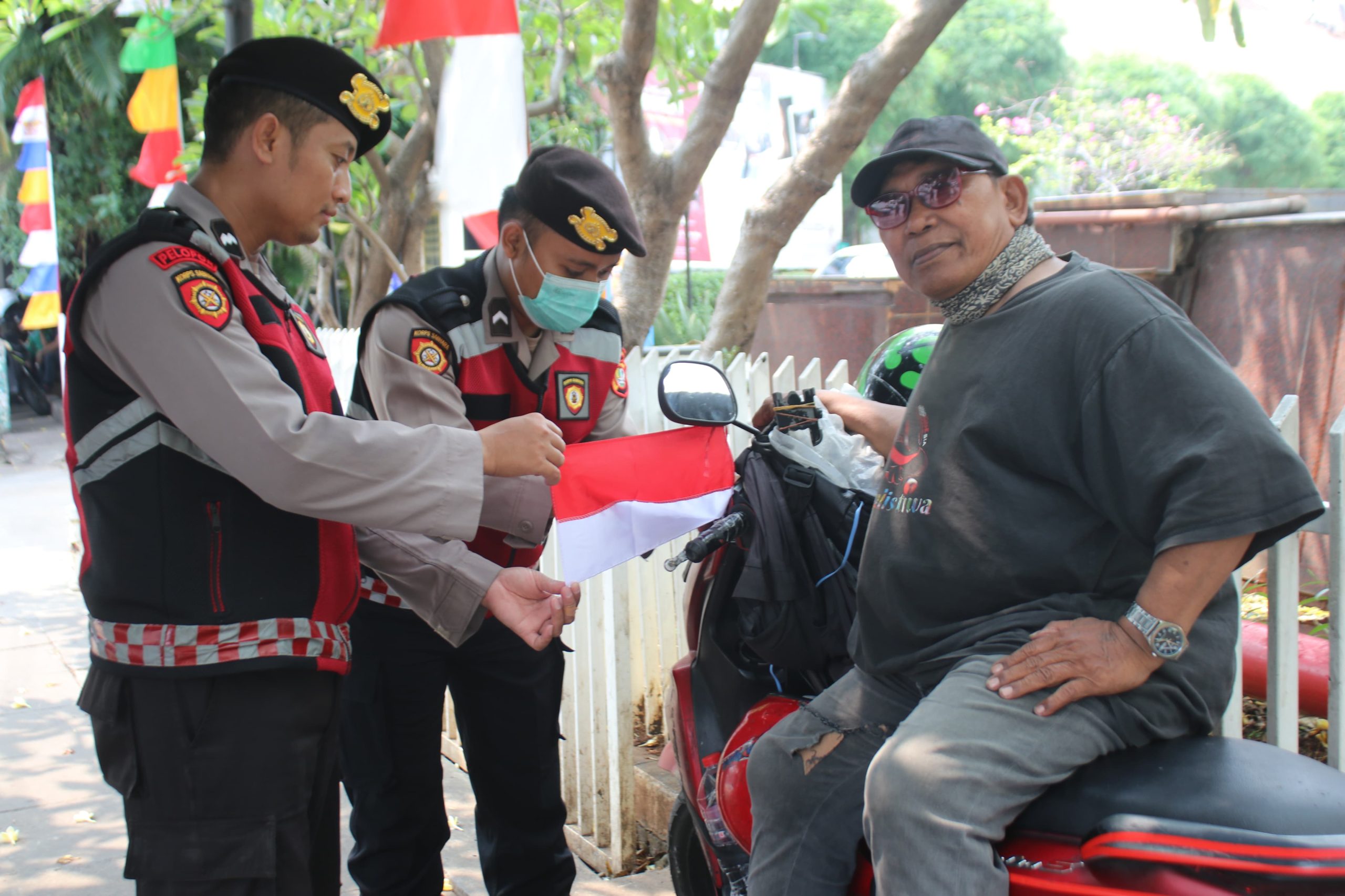 Polsek Metro Tamansari Bagikan 300 Bendera Merah Putih Sambut HUT RI ke-80 tahun