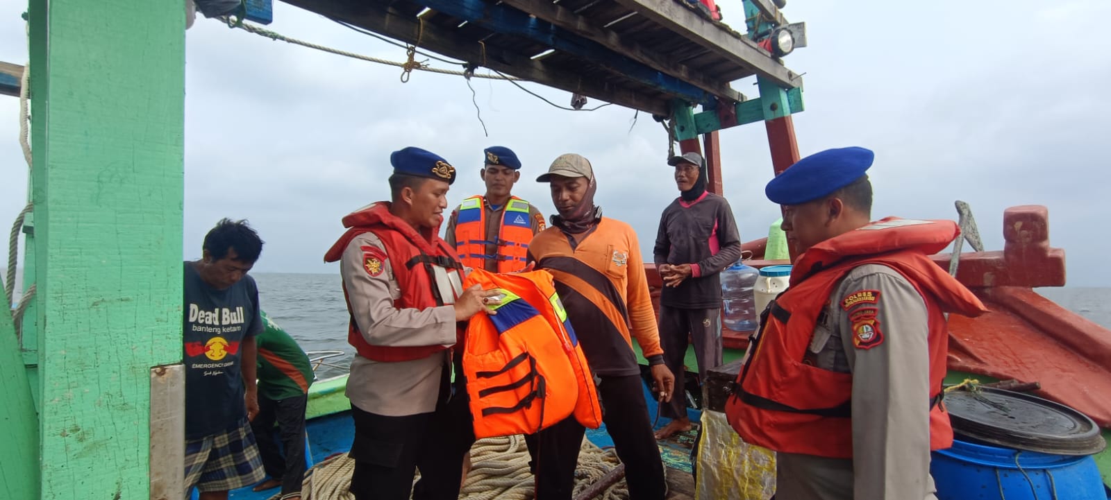 Satpolairud Polres Kepulauan Seribu Patroli Laut, Antisipasi Kejahatan dan Bagikan Life Jacket ke Nelayan