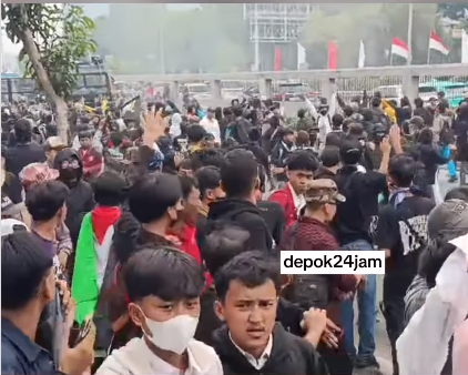 Demo ‘Revolusi Rakyat’ Ricuh, Demonstran Disambut Gas Air Mata