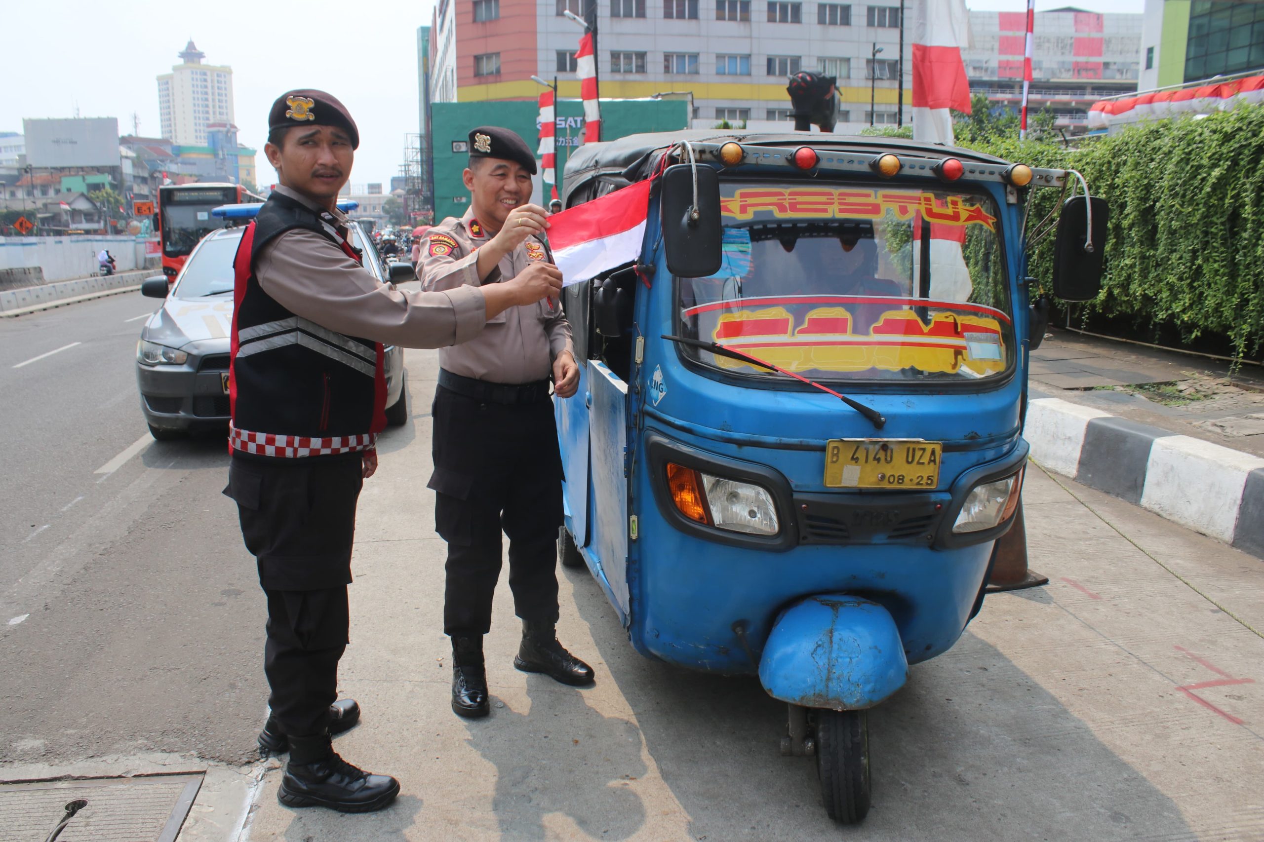 Semarak HUT RI ke-80, Polsek Metro Tamansari Bagikan 300 Bendera Merah Putih