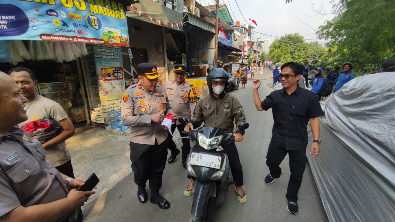Sambut HUT RI ke-80, Polsek Tambora Bagikan 300 Bendera Merah Putih ke Warga