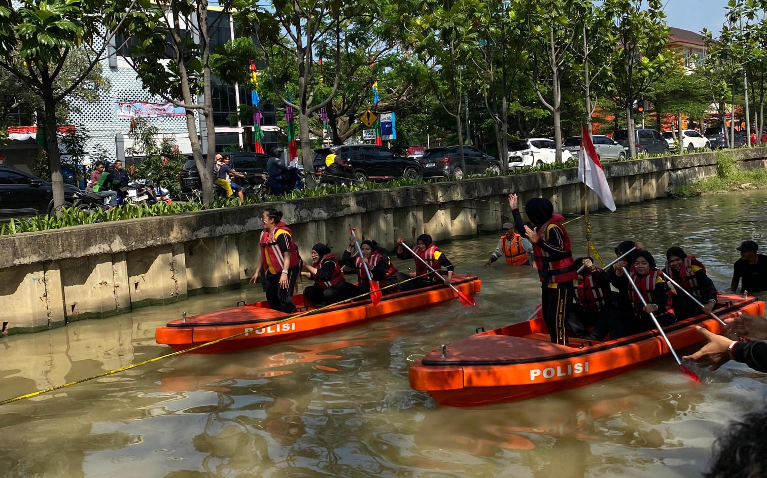 Lomba Dayung HUT Polwan Warnai Perayaan Kemerdekaan RI di Polrestro Bekasi Kota