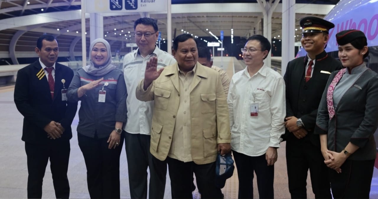 Momen Prabowo ke Bandung Naik Kereta Cepat Whoosh Bareng Warga