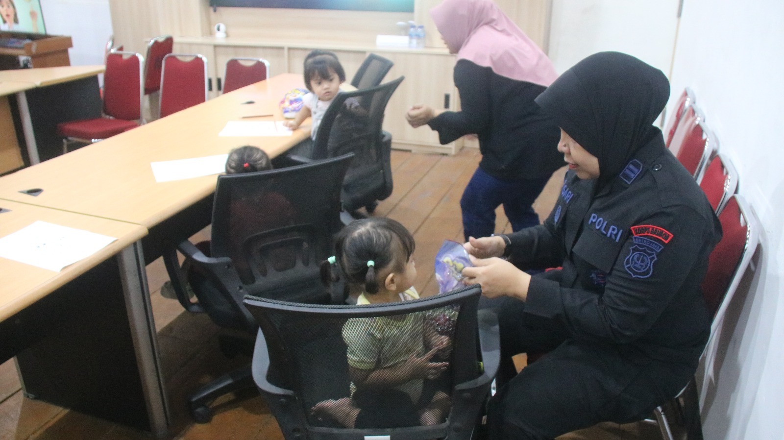 Brimob Polda Metro Jaya Gelar TRE untuk Pemulihan Psikologis Warga Asrama Kwitang