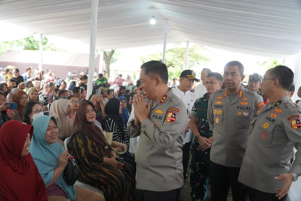 Gerakan Pangan Murah Polri dan Jumat Berkah Polres Metro Jakarta Barat: Ribuan Warga Antusias Serbu Pasar Murah