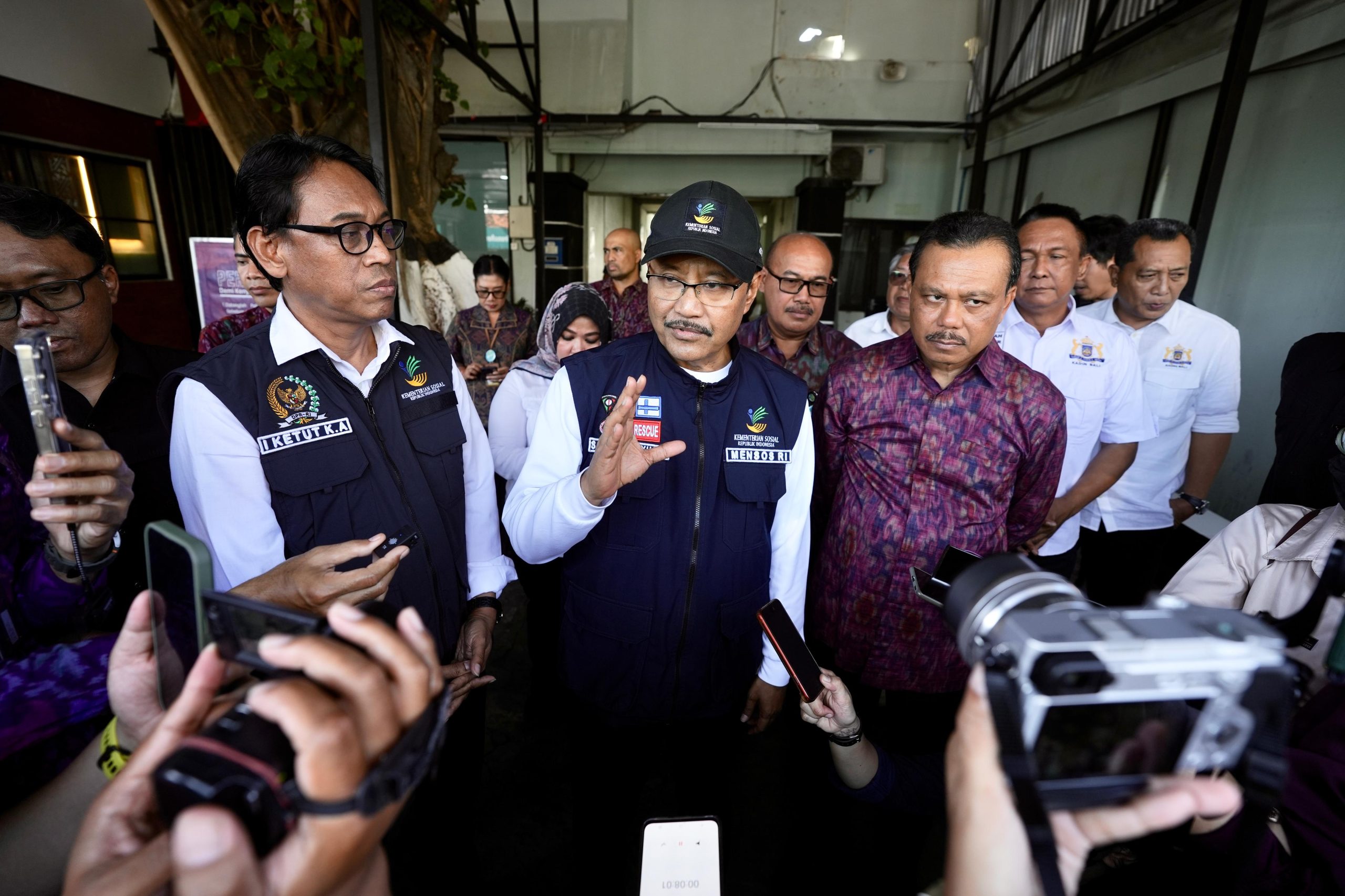 Mensos Jenguk Korban Banjir Bali dan Serahkan Santunan Kematian