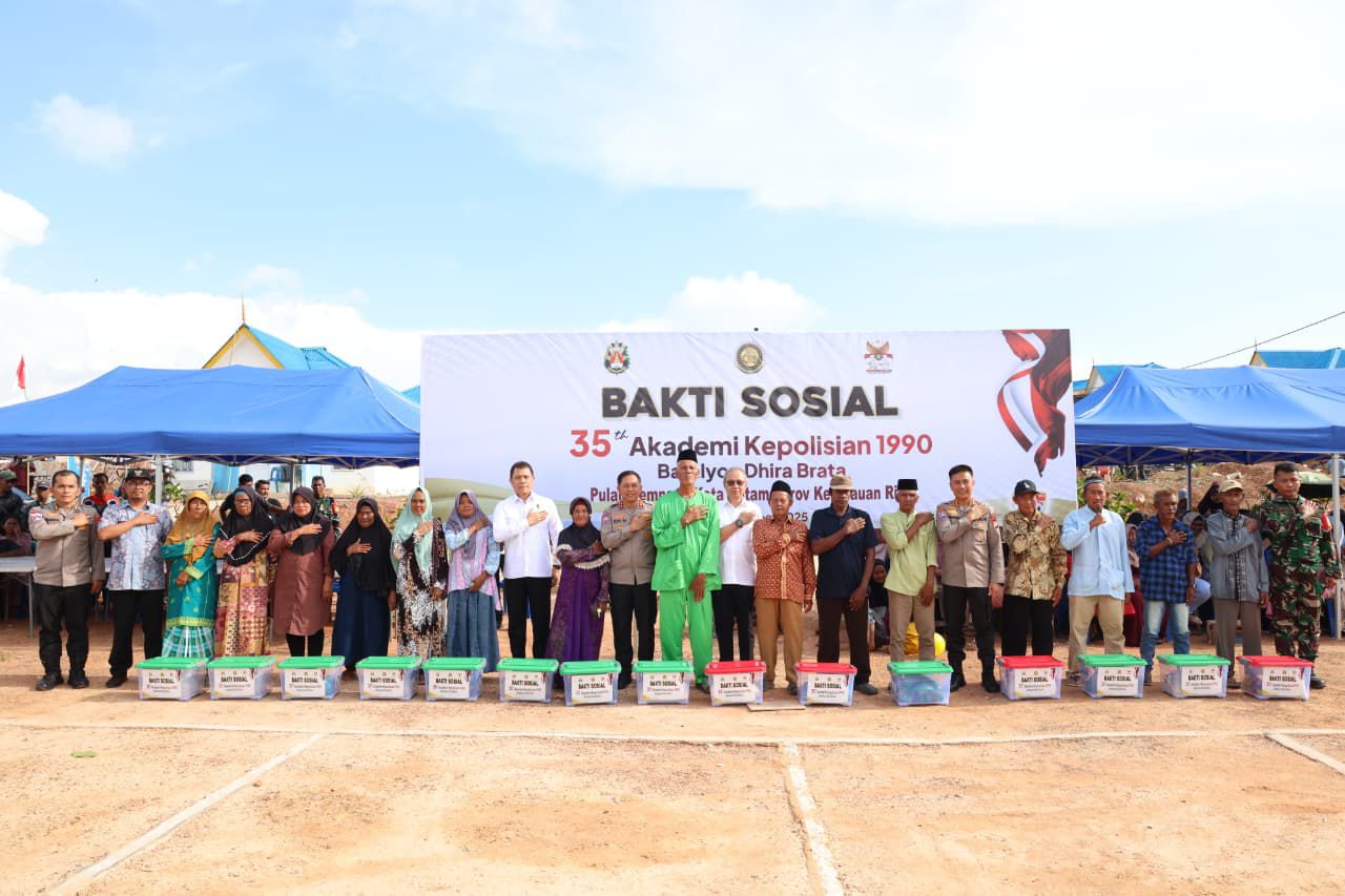Polri Gelar Bakti Sosial 35 Tahun IKDB 90, Bagikan 1.485 Paket Sembako di Rempang Batam
