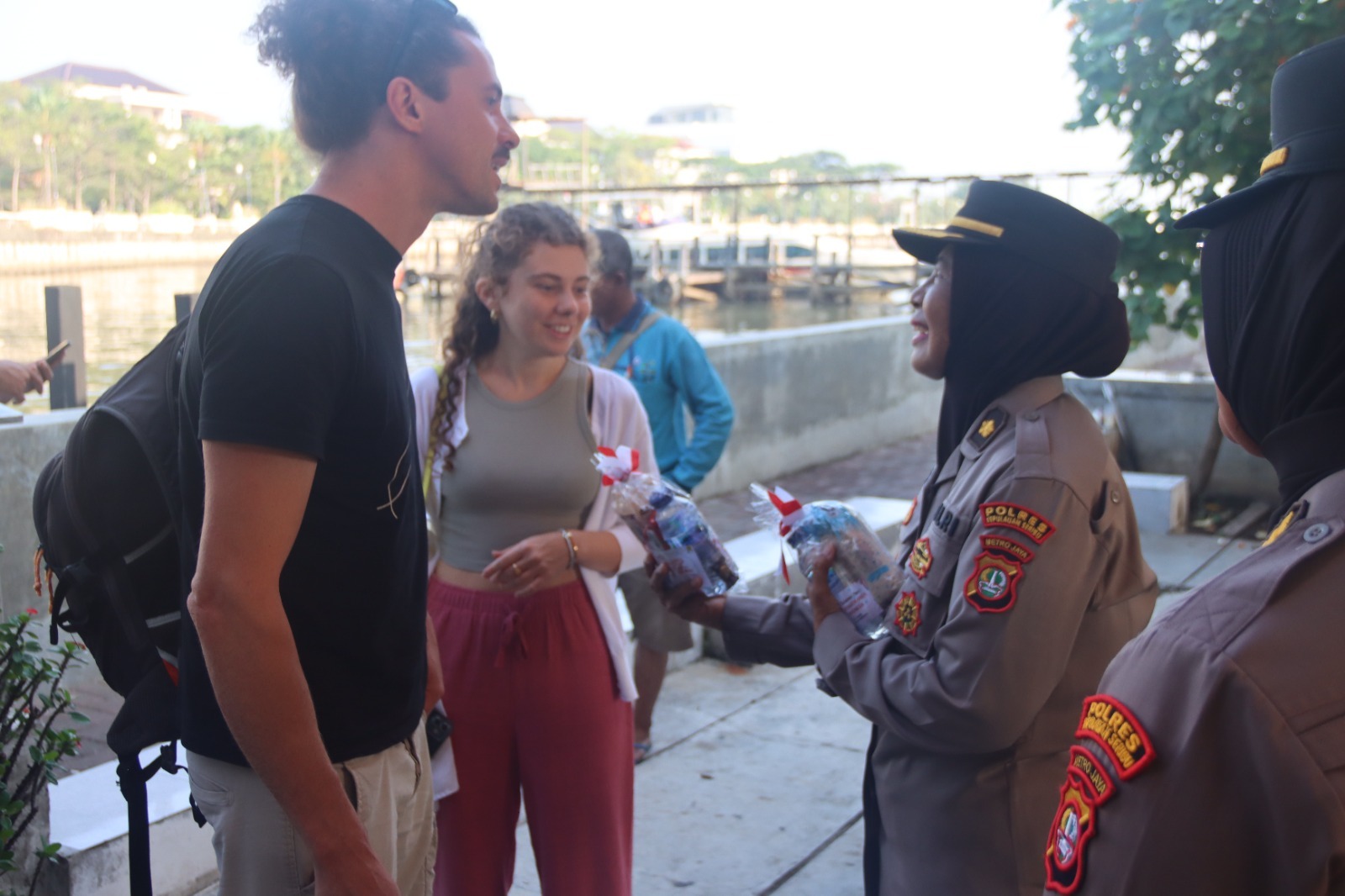 Polwan Polres Kepulauan Seribu Berbagi Snack untuk Penumpang di Dermaga Marina Ancol, HUT Polwan ke-77