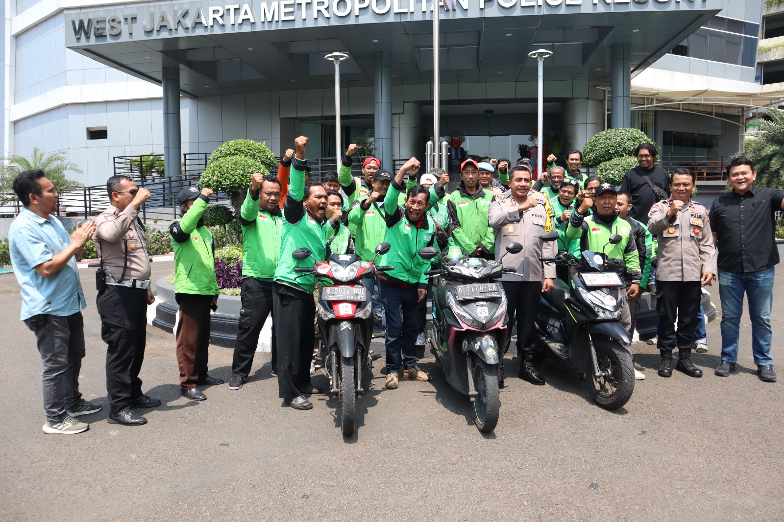 Sinergi Polres Metro Jakbar dengan Komunitas Ojol Kamtibmas, Ciptakan Wilayah Nyaman dan Aman Jakarta Barat, Langkah baru kolaborasi keamanan lahir di Jakarta Barat. Sebanyak 21 pengemudi ojek online dari 20 komunitas resmi dilantik sebagai pengurus Ojol Kamtibmas di ruang Wirasatya lantai 2 Polres Metro Jakarta Barat, Rabu, 24/9/2025 Pelantikan ini bukan hanya seremonial, tapi juga bentuk nyata kehadiran polisi yang merangkul masyarakat. Kapolres Metro Jakarta Barat, Kombes Pol Twedi Aditya Bennyahdi, menyampaikan bahwa langkah ini merupakan bagian dari upaya membangun kemitraan dengan masyarakat, khususnya para pengemudi ojol yang sehari-hari bersentuhan langsung dengan warga. “Kita ingin bersinergi menjaga Jakarta Barat tetap aman dan nyaman, sesuai arahan Bapak Kapolda Metro Jaya, Irjen Pol Asep Edi Suheri, yaitu Jaga Jakarta,” ujarnya, Rabu, 24/9/2025 Pelibatan ojol diharapkan dapat menjadi mata dan telinga kepolisian dalam mendeteksi potensi gangguan kamtibmas di wilayah mereka. Dengan begitu, koordinasi cepat bisa dilakukan mulai dari tingkat Polsek hingga Polres. Di sisi lain, para pengemudi ojol pun merasakan manfaat nyata dari program ini. Soplo (48), Ketua Ojol NKRI, mengaku bersyukur dan menyambut baik inisiatif kepolisian. “Kalau situasi aman dan kondusif, kami bisa mencari nafkah dengan tenang tanpa gangguan. Jadi ini sangat positif sekali,” ungkapnya dengan senyum lega. Tak hanya pelantikan, para ojol juga menerima jaket, stiker identitas, serta paket sembako sebagai wujud perhatian dari kepolisian. Hadirnya Ojol Kamtibmas menjadi simbol kolaborasi antara aparat dan masyarakat, bahwa menjaga keamanan bukan hanya tugas polisi semata, melainkan tanggung jawab bersama demi terciptanya Jakarta Barat yang aman, nyaman, dan penuh keberkahan.