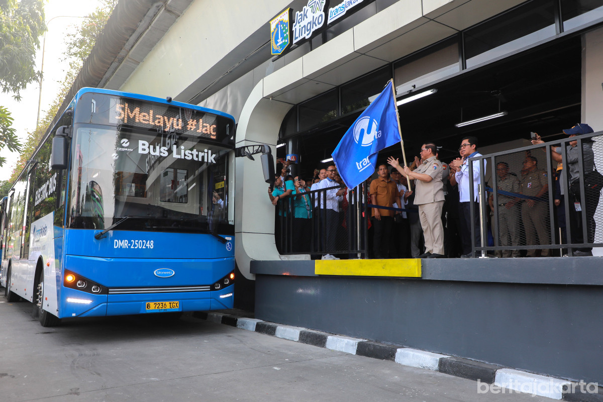 Pramono Resmikan Halte Jaga Jakarta di Senen