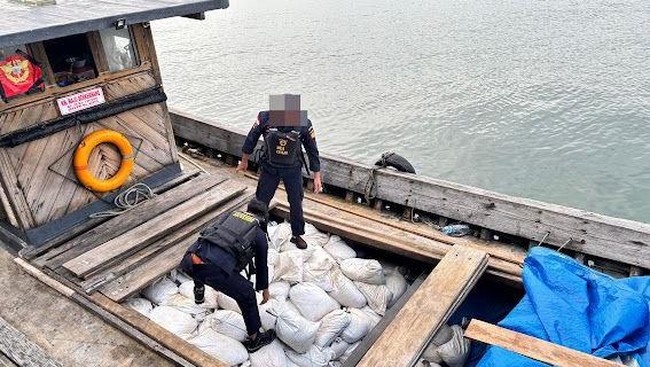 Bea Cukai Tangkap, Kapal 20 Ton Pasir Timah Selundupan ke Thailand Dicegat di Natuna
