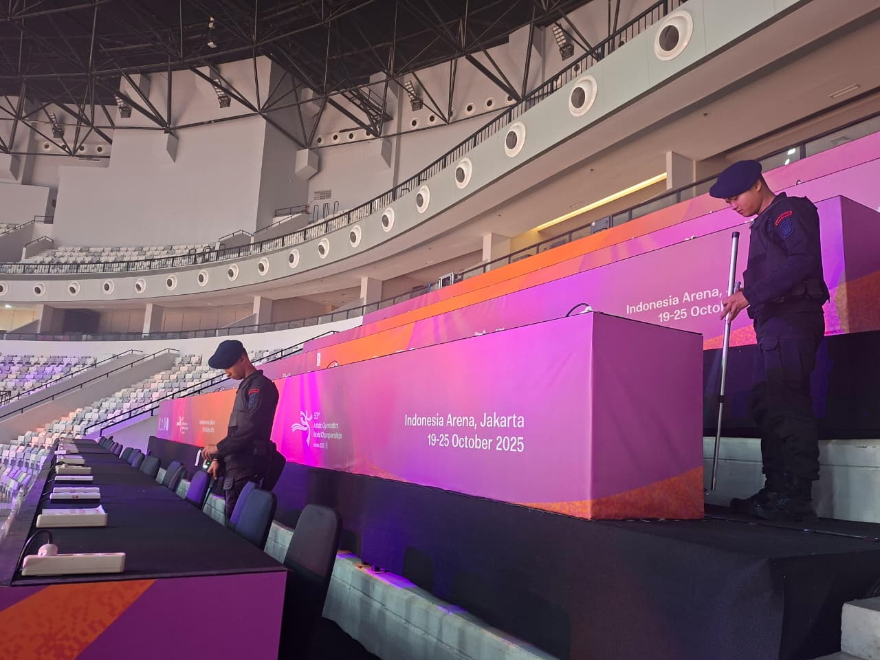 Brimob Polda Metro Jaya Laksanakan Sterilisasi Jelang Artistics Gymnastics World Championship ke-53 di Indonesia Arena Senayan