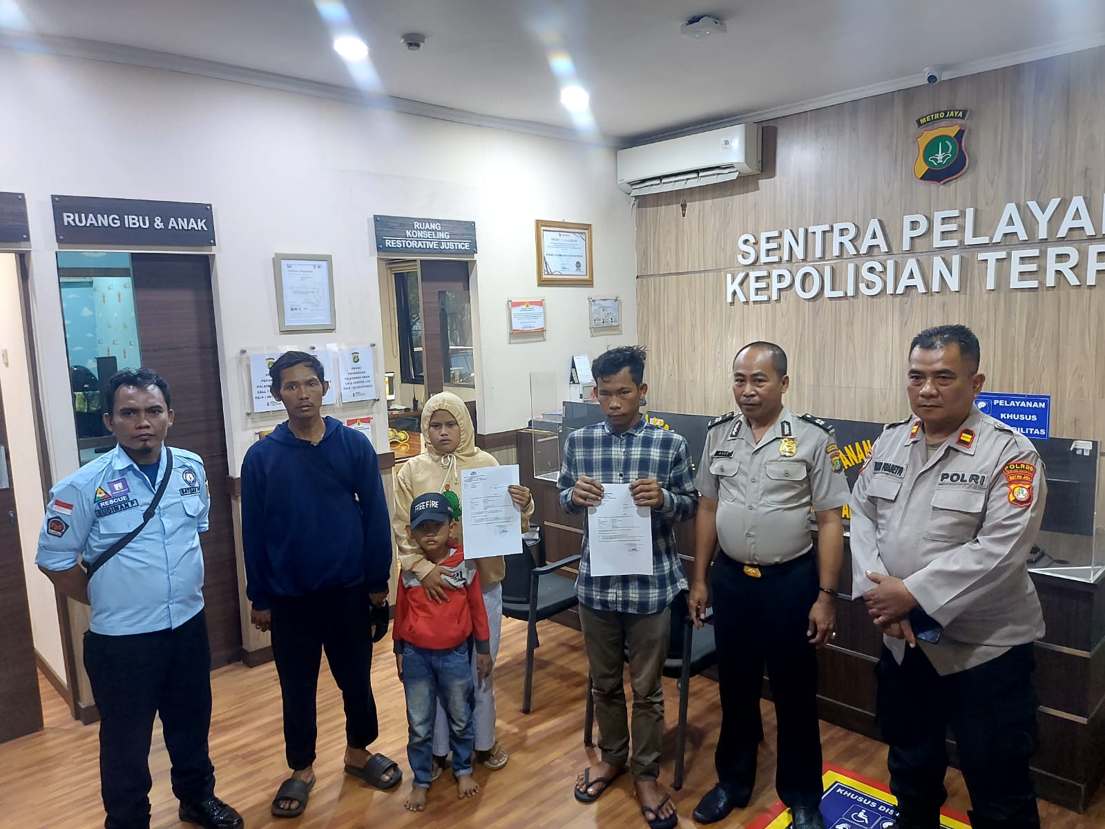 Polisi Bantu Satu Keluarga Terlantar Pulang ke Bandung dari Pelabuhan Tanjung Priok