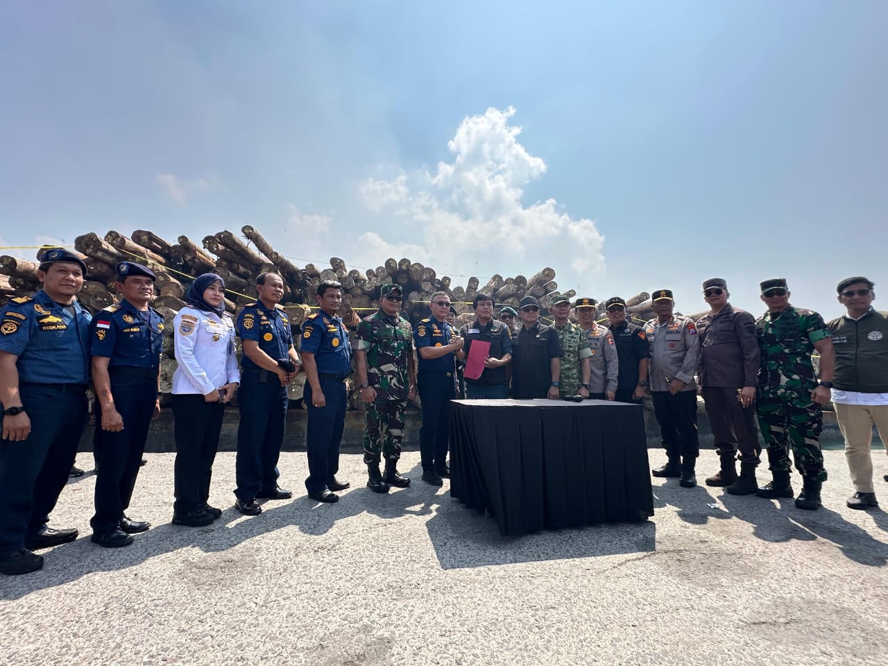 KN Alugara-P.114 Amankan Ribuan Kubik Kayu Ilegal di Perairan Gresik, Bukti Nyata Sinergi Lintas Sektor