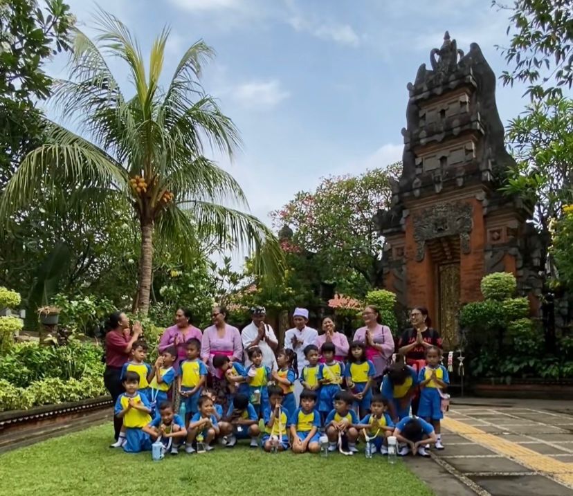 Pengenalan Tempat Ibadah Hindu, 169 Anak KB & TK Strada Budi Luhur Kunjungi Pura Agung Tirta Bhuana Bekasi. 