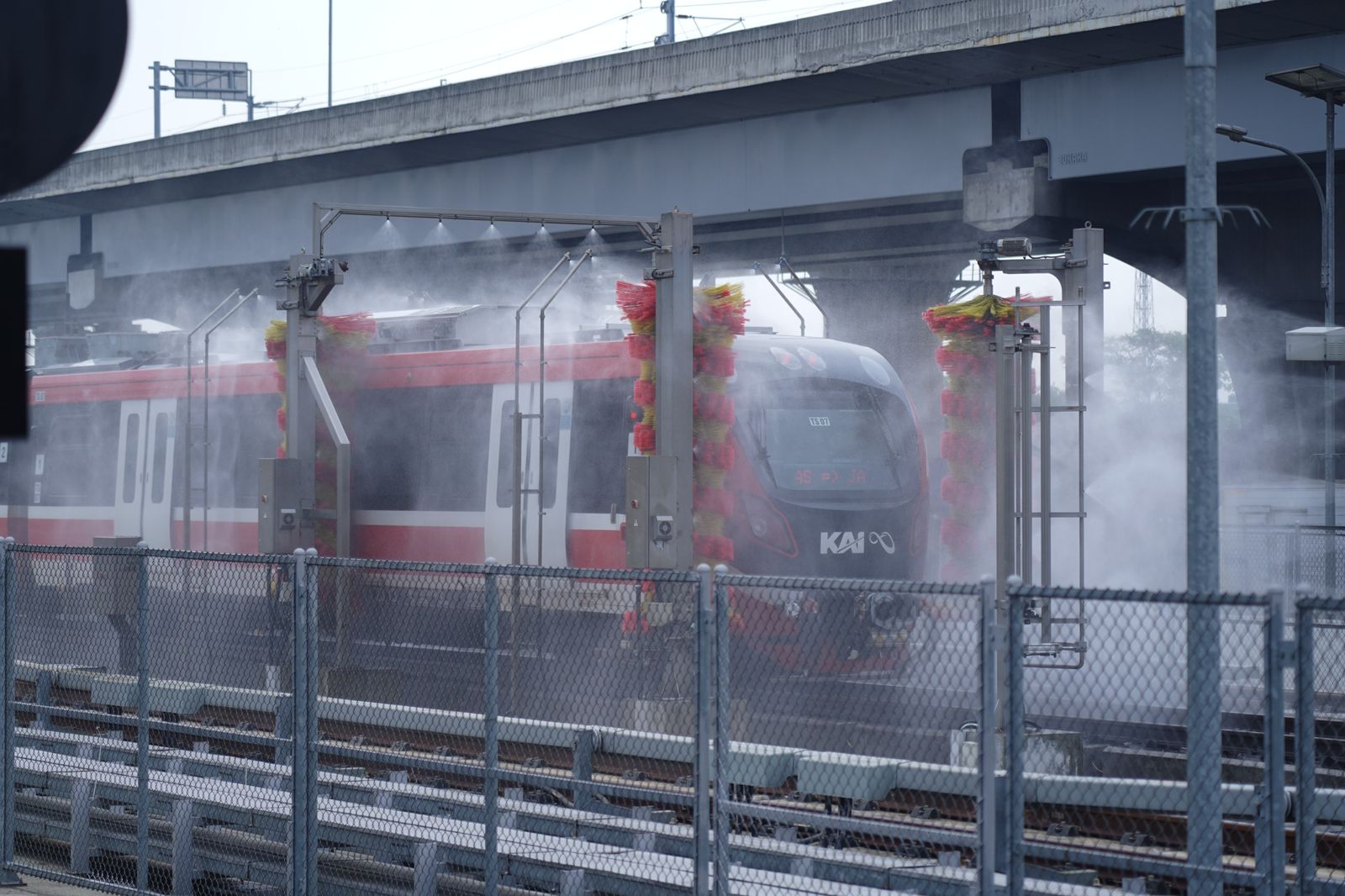 KAI Andalkan Teknologi Automatic Train Wash Plant (ATWP) untuk Jaga Kebersihan dan Dukung Operasional LRT Jabodebek yang Ramah Lingkungan