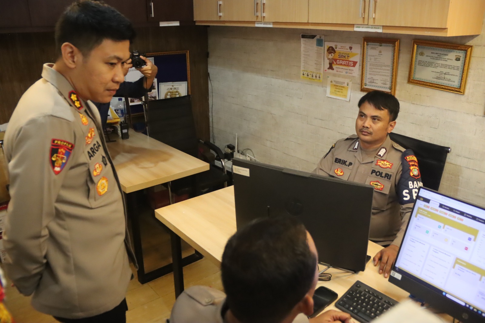 Kapolres Kepulauan Seribu Tinjau SPKT, Pastikan Layanan Masyarakat dan Darurat 110 Berjalan Cepat dan Gratis 24 Jam