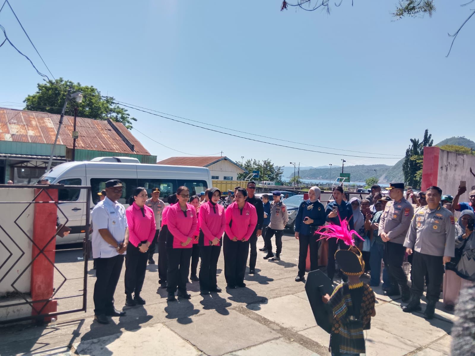 Ketua Umum Bhayangkari Salurkan 5.000 Paket Bansos, Gelar Bakti Kesehatan dan Religi di Ende