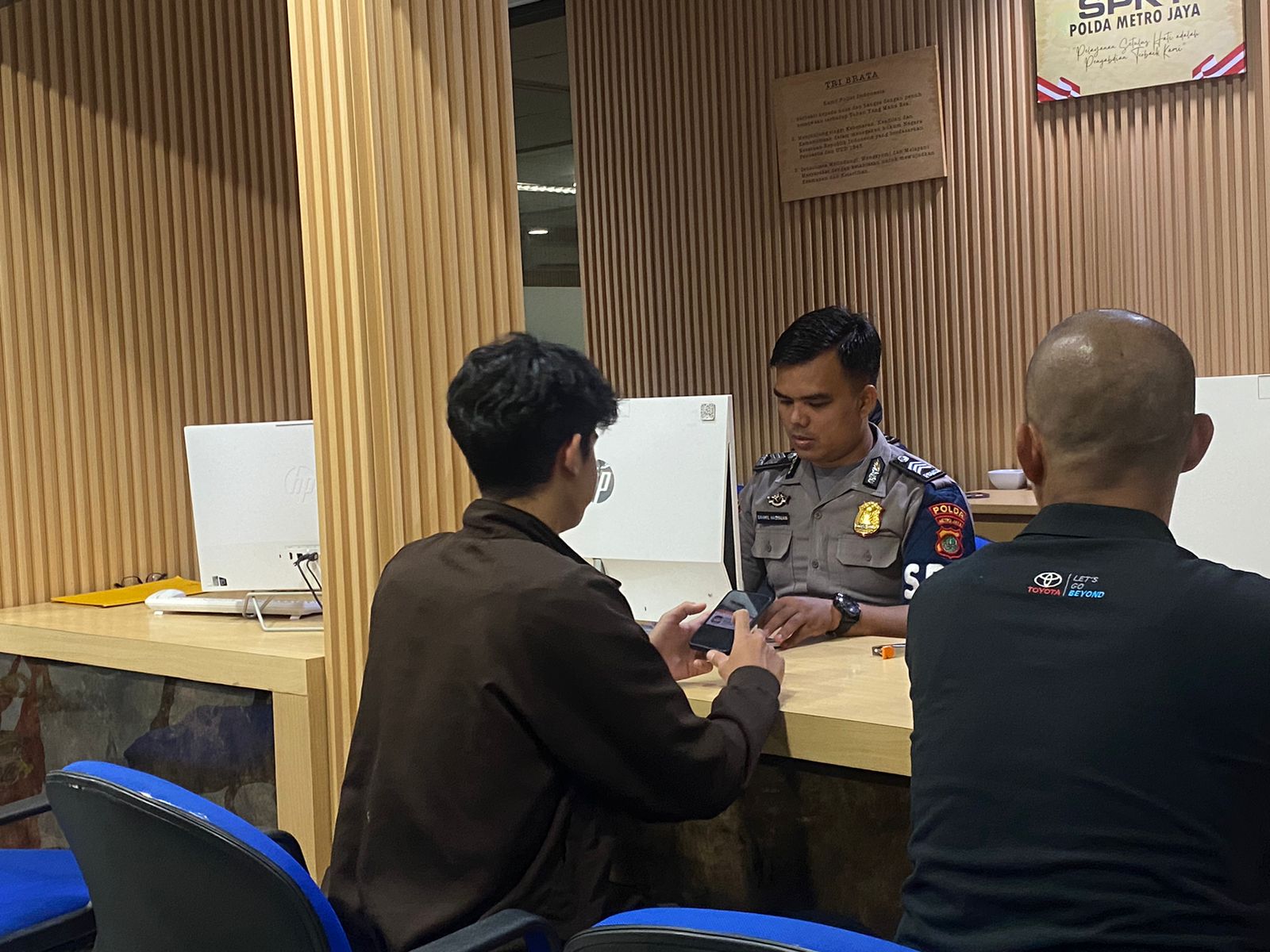 Pelayanan Cepat dan Ramah, SPKT Polda Metro Jaya Kembali Dapat Apresiasi dari Warga