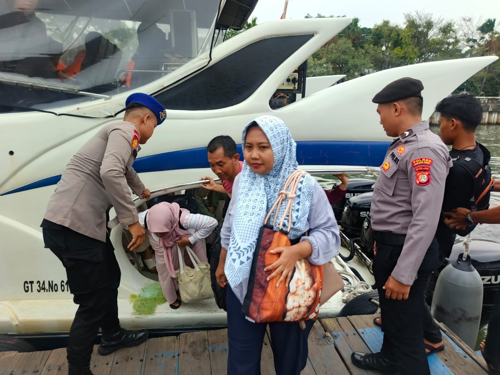 Polres Kepulauan Seribu Bantu Penumpang Turun dari Kapal di Dermaga 16 Marina Ancol, Pastikan Keselamatan dan Kenyamanan Wisatawan
