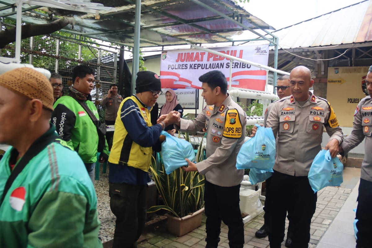 Polres Kepulauan Seribu Gelar Jumat Peduli: Kapolres Bagikan Sembako dan Pengobatan Gratis untuk Driver Ojek Online
