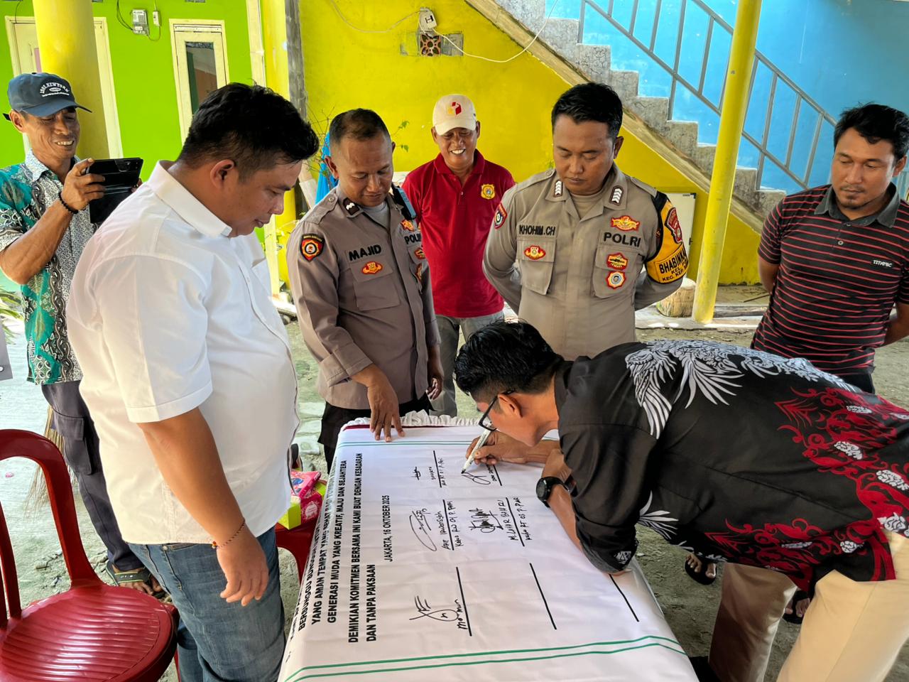 Polsek Kepulauan Seribu Selatan Gelar Sosialisasi Kampung Bebas Narkoba di Pulau Pari, Wujudkan Lingkungan Sehat Tanpa Narkoba Kepulauan Seribu – Dalam upaya mencegah peredaran dan penyalahgunaan narkoba di wilayahnya, Polsek Kepulauan Seribu Selatan bersama Unit Reskrim menggelar Sosialisasi Kampung Bebas Narkoba di Kelurahan Pulau Pari, Minggu (19/10/2025). Kegiatan dipimpin langsung oleh Kapolsek Kepulauan Seribu Selatan Iptu Didik Tri Maryanto, S.H., M.H., dan dihadiri oleh berbagai unsur masyarakat, mulai dari Kasie Ekbang Kelurahan Pulau Lancang, Kanit Reskrim, Kapospol Pulau Pari, Bhabinkamtibmas, perwakilan Dishub, RT/RW, hingga tokoh masyarakat dan tokoh agama setempat. Dalam sambutannya, Kapolsek menekankan pentingnya kolaborasi antara aparat dan masyarakat untuk membangun Kampung Bebas Narkoba. “Kami berharap melalui sosialisasi ini, Pulau Pari dapat menjadi contoh nyata kampung yang bersih dari narkoba. Dibutuhkan kepedulian bersama agar lingkungan kita tidak dirusak oleh barang haram tersebut,” ujar Iptu Didik. Sementara itu, Kanit Reskrim Polsek Kepulauan Seribu Selatan memberikan materi tentang jenis-jenis narkoba, bahaya penyalahgunaannya, serta dampak sosial yang ditimbulkan. Ia juga mengingatkan para tokoh masyarakat untuk lebih waspada terhadap potensi peredaran narkoba di kalangan remaja dan lingkungan sekitar. Acara dilanjutkan dengan sesi tanya jawab interaktif antara peserta dan petugas kepolisian untuk membahas solusi konkret dalam menjaga Pulau Pari agar tetap aman dari pengaruh narkoba. Sebagai bentuk komitmen bersama, kegiatan ditutup dengan penandatanganan ikrar dukungan “Kampung Anti Narkoba Pulau Pari”, menandai semangat masyarakat dalam menciptakan lingkungan yang sehat, aman, dan bebas narkoba. Dengan kegiatan ini, Polsek Kepulauan Seribu Selatan menegaskan keseriusannya dalam mendukung program Polri Presisi melalui langkah nyata pemberantasan narkoba di wilayah kepulauan.