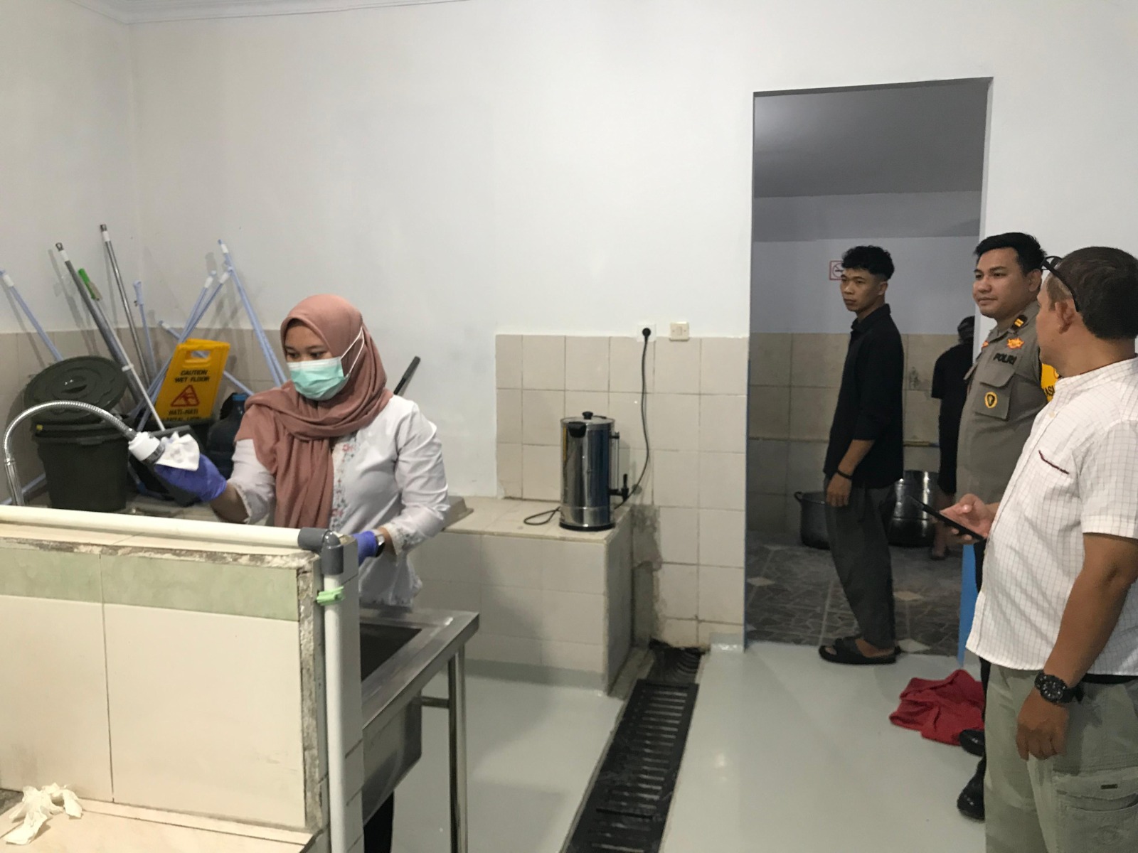 Sidokkes Polres Kepulauan Seribu Ambil Sampel Air dan Makanan di SPPG Polri Cipinang Muara untuk Uji Kelayakan Kesehatan