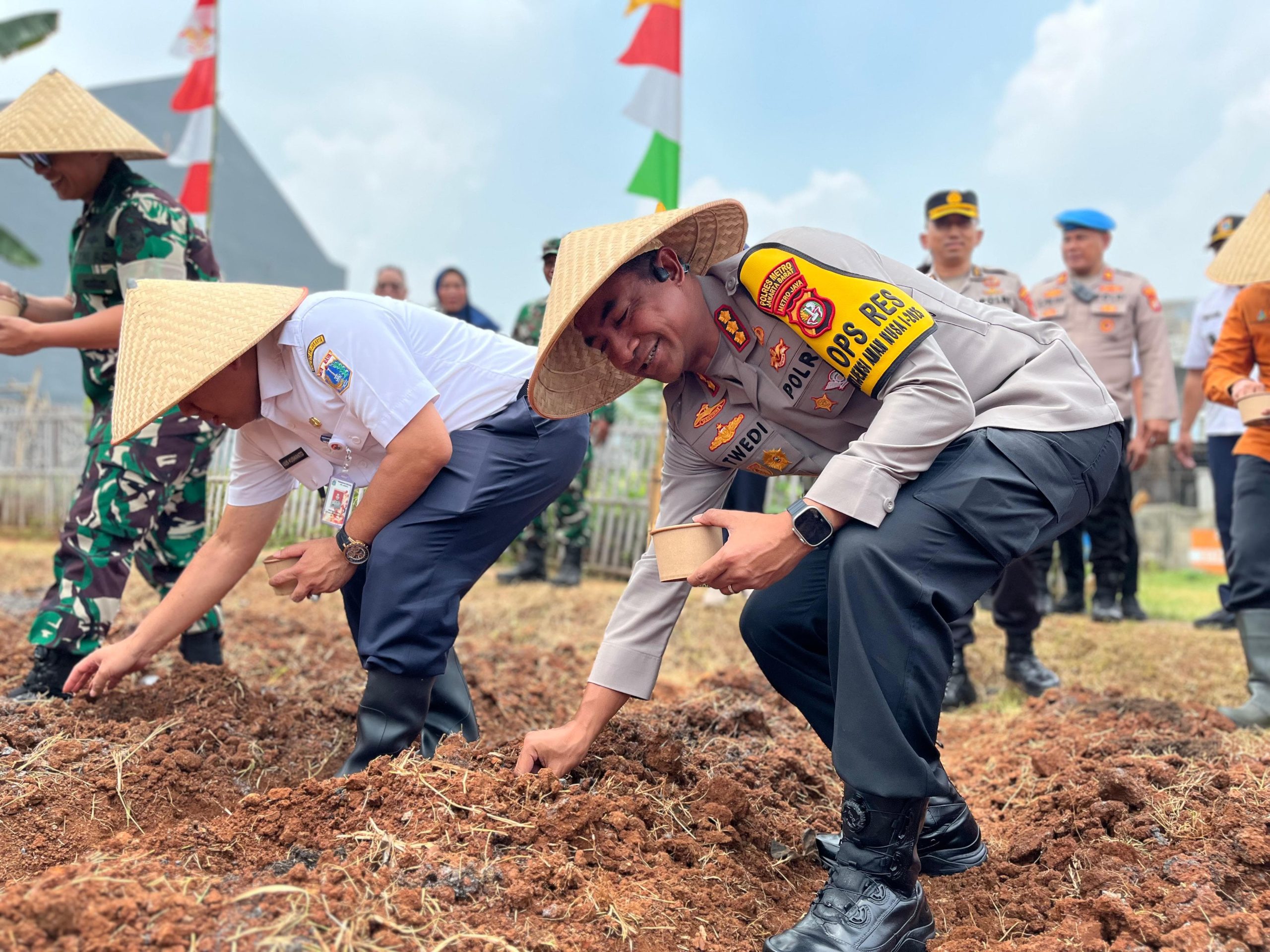Sinergi TNI-Polri dan Forkopimko Jakbar Wujudkan Ketahanan Pangan Lewat Penanaman Jagung Serentak