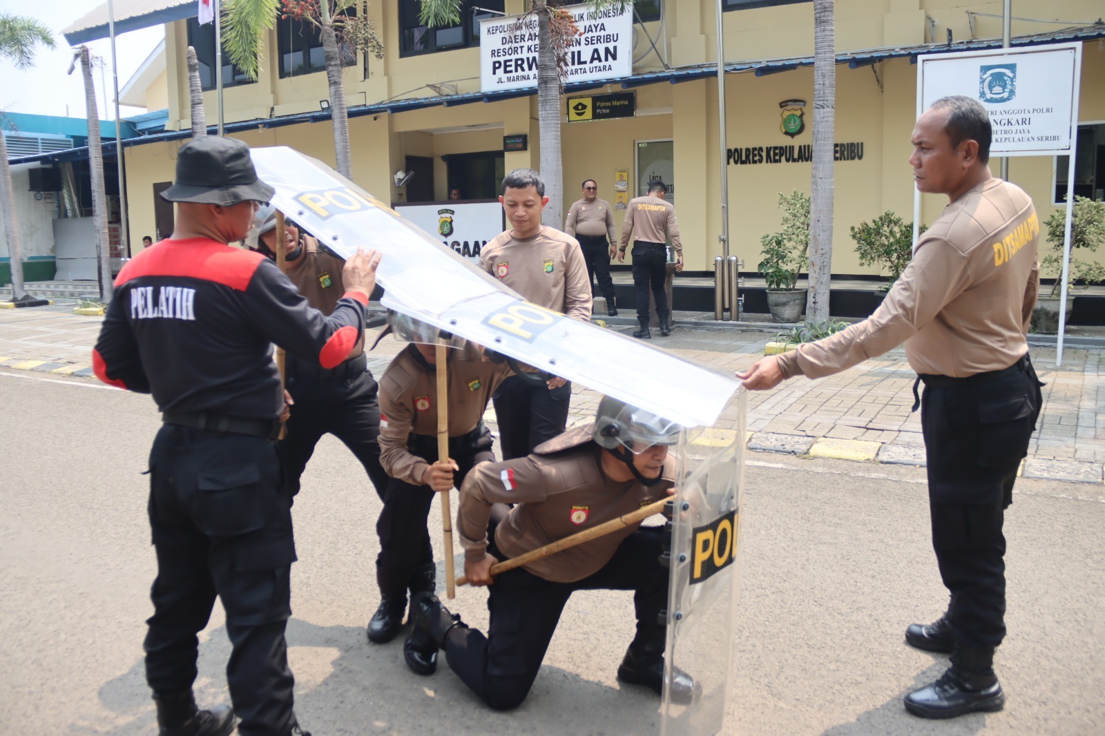 Tingkatkan Kesiapsiagaan Personel, Polres Kepulauan Seribu Gelar Pelatihan Dalmas Samapta