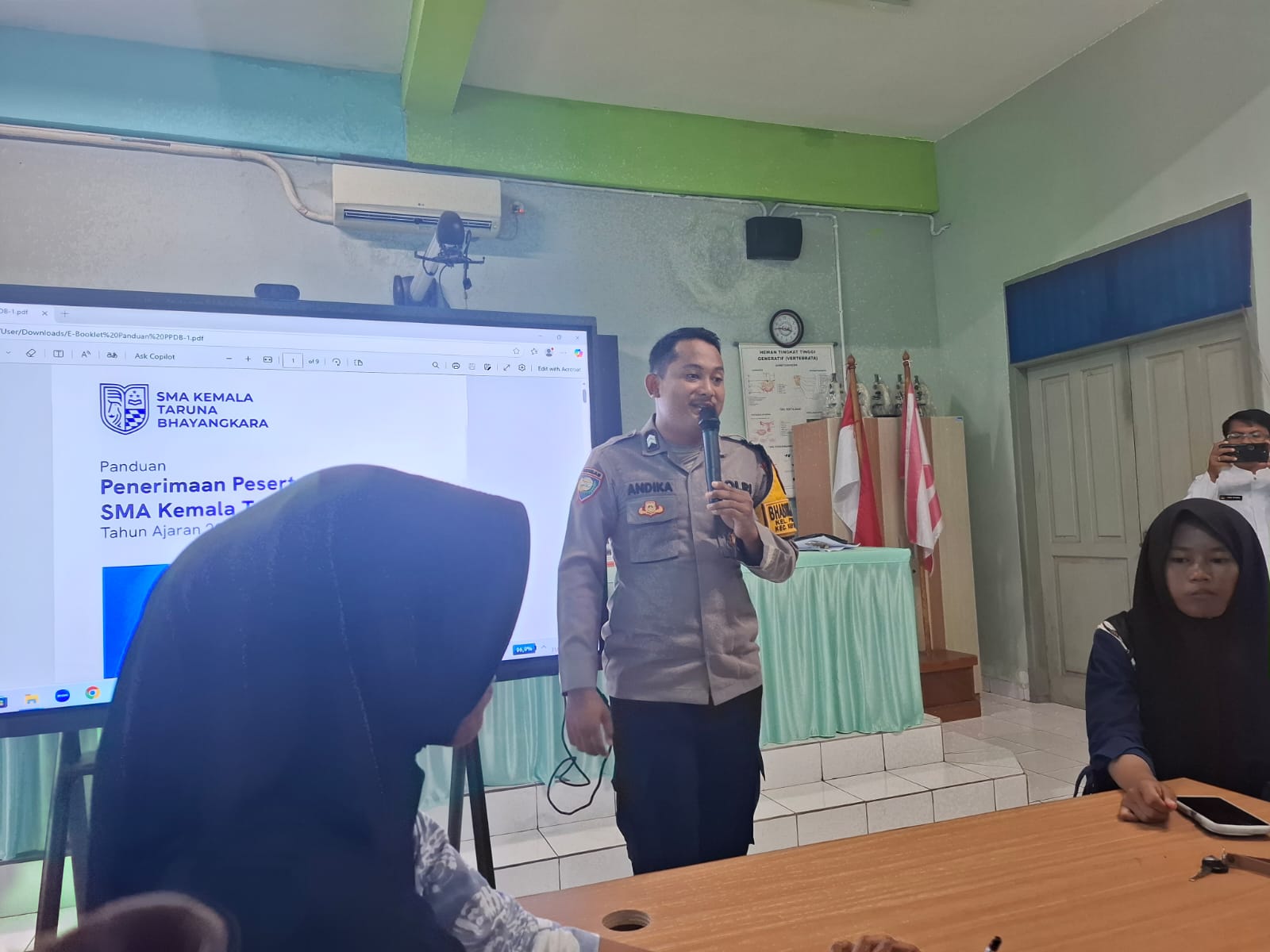 Bhabinkamtibmas Pulau Tidung Sosialisasikan Penerimaan SMA Kemala Taruna Bhayangkara di SMPN 241 Jakarta, Ajak Siswa Siapkan Diri Jadi Generasi Tangguh