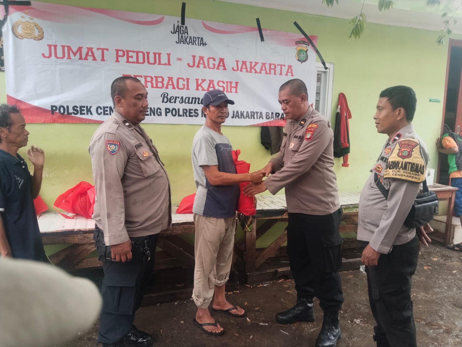 Jaga Jakarta, Polsek Cengkareng Salurkan 25 Paket Bansos untuk Ojek Pangkalan
