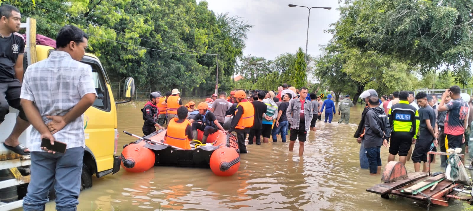 Brimob Polda Aceh Bantu Evakuasi Masyarakat dari Lokasi Banjir