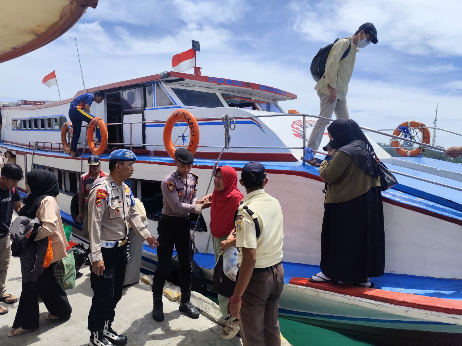 Polsek Kepulauan Seribu Utara Bantu Penumpang di Dermaga, Hadirkan Rasa Aman bagi Warga dan Wisatawan