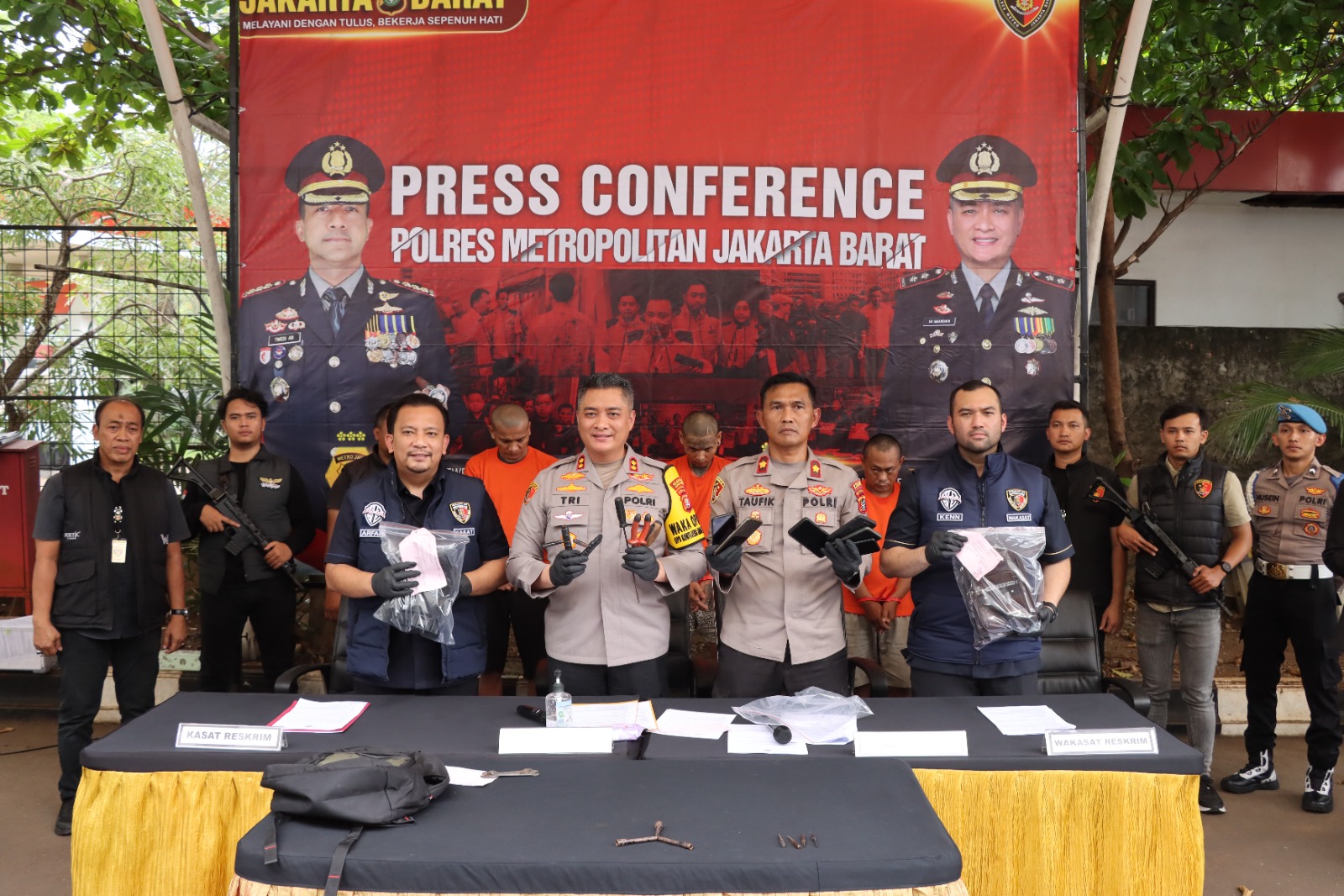 Polres Metro Jakarta Barat dan Polsek Kembangan Tangkap Enam Spesialis Curanmor dengan Modus Sewa Kontrakan