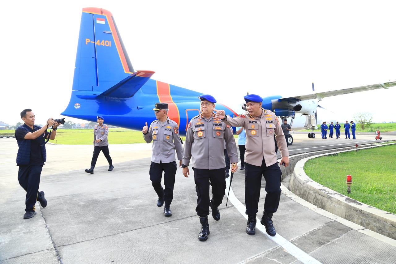 Polri Kerahkan Pesawat CN dan Fokker untuk Distribusi Logistik ke Aceh, Sumut, dan Sumbar