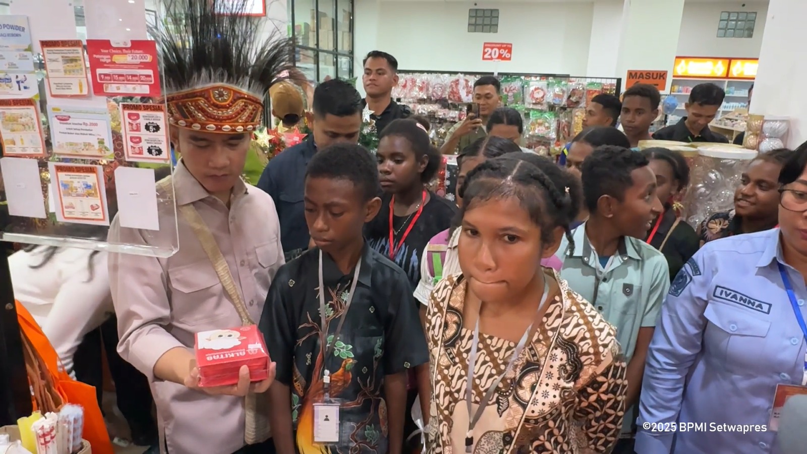 Berbagi Kebahagian, Wapres Ajak Anak Yatim di Manokwari Belanja Kebutuhan Sekolah