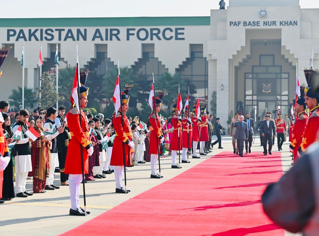 Perdana Menteri dan Presiden Pakistan Jemput Langsung Presiden Prabowo di Bandara Islamabad