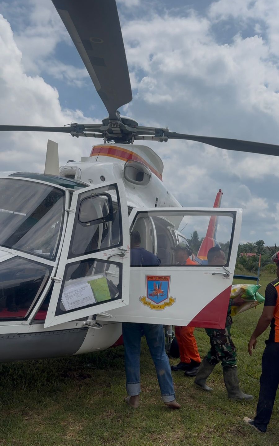 Astamaops Kapolri Tinjau dan Serahkan Bantuan untuk Korban Bencana di Aceh Tamiang