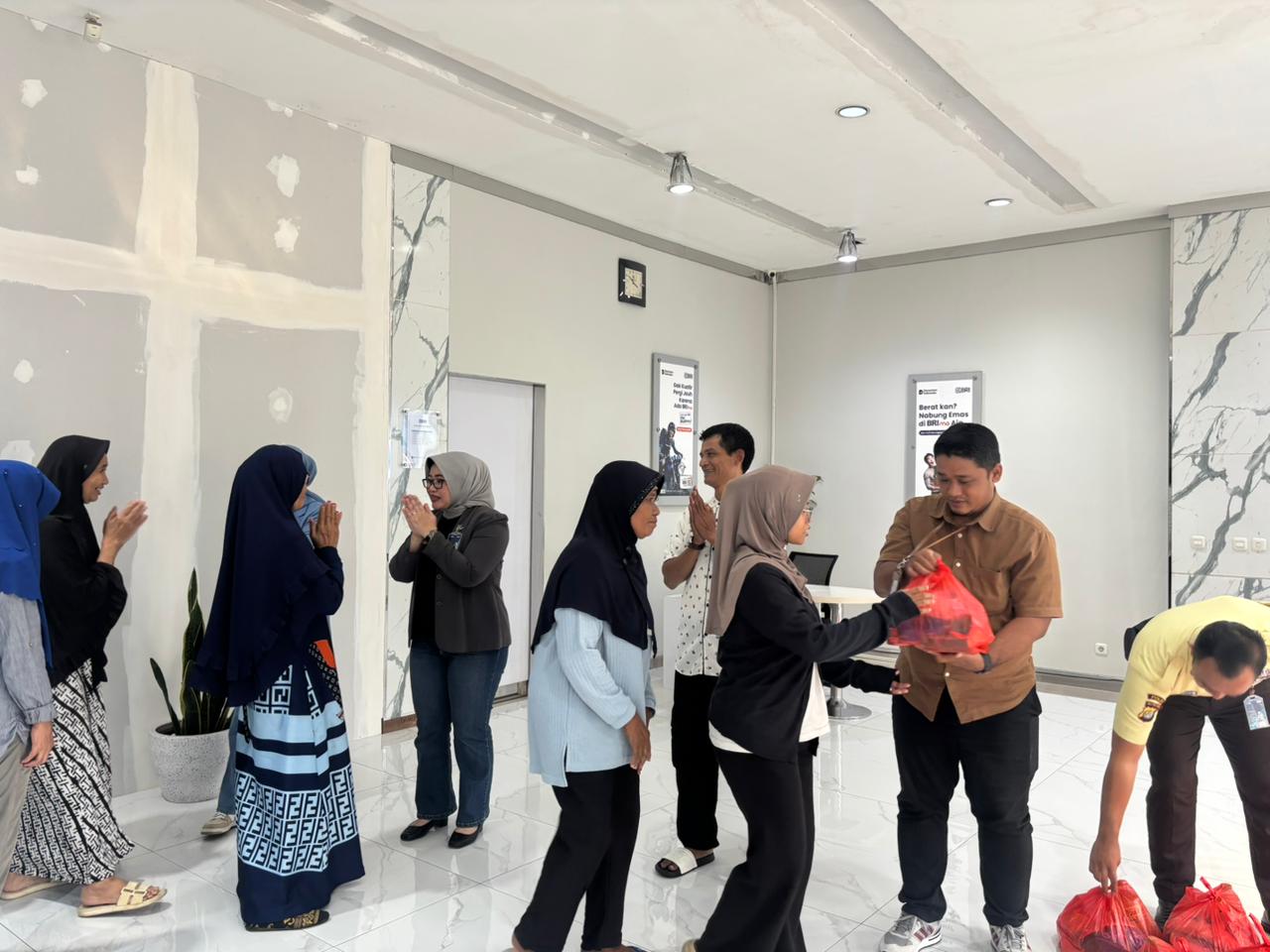 Aksi Peduli BRI Kanca Cimanggis: Santunan dan Sembako untuk Warga Kurang Mampu