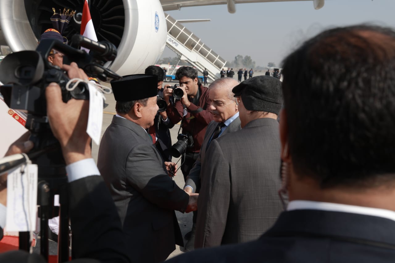 Usai Bermalam di Aceh, Prabowo Tiba di Pakistan Disambut Langsung Presiden dan PM