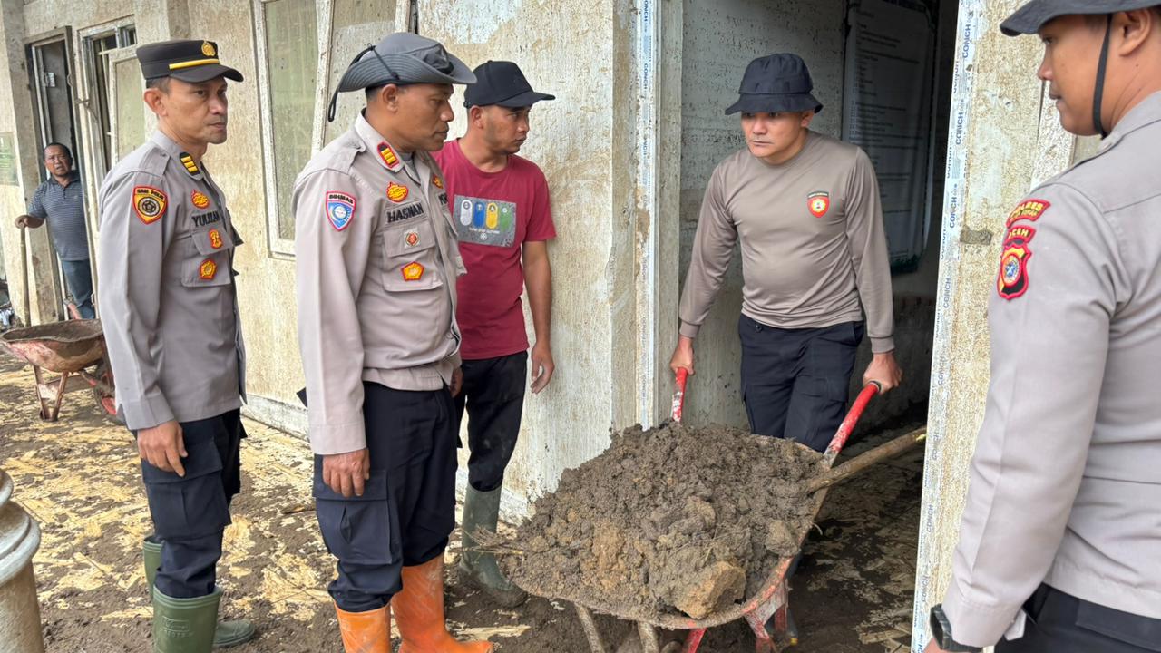 Peduli Pascabencana, Polres Bener Meriah Gotong Royong Bersihkan Dayah Terpadu Bustanul Ulum