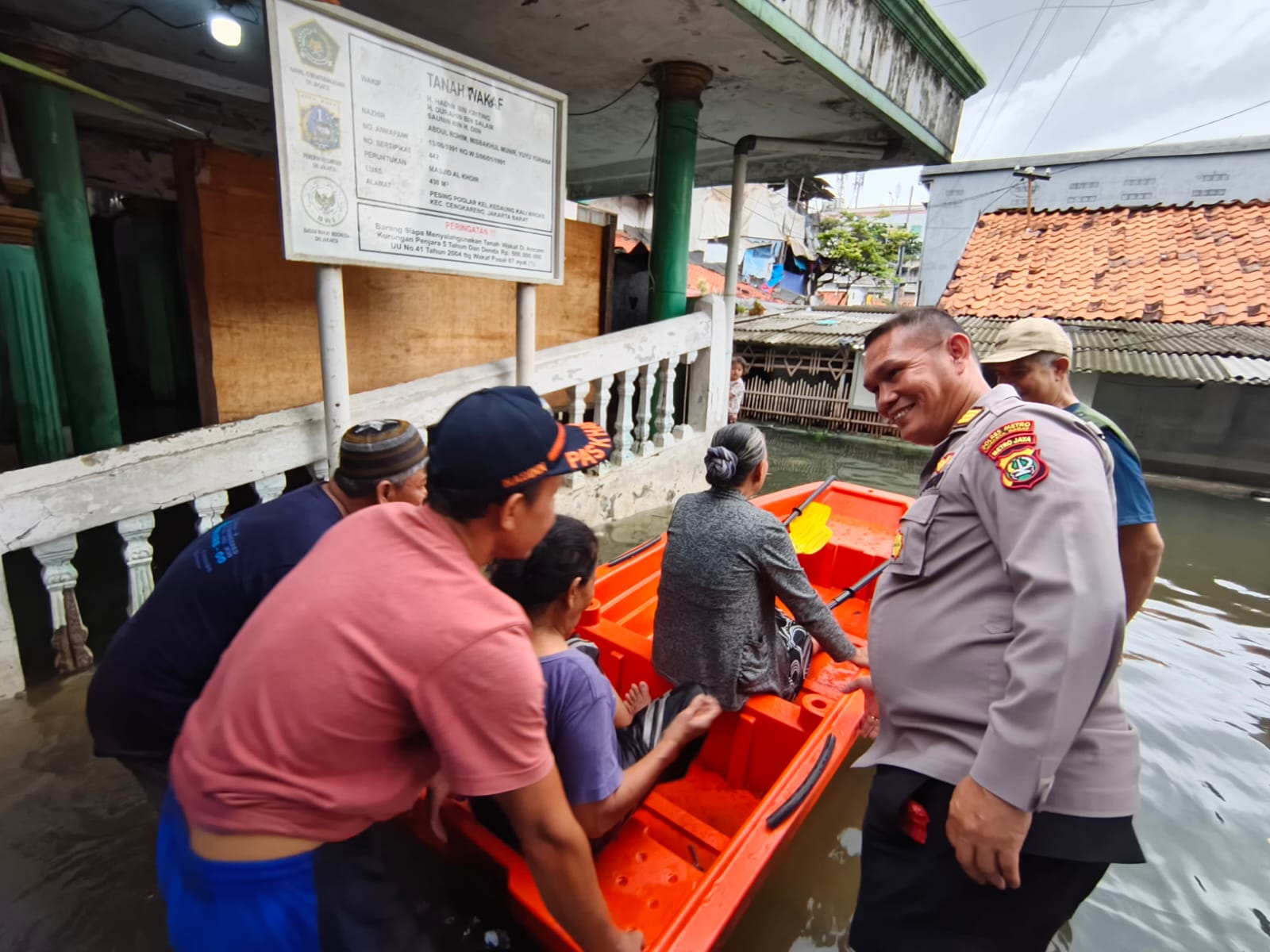 Bakti Kesehatan untuk Pengungsi Banjir, Puluhan Warga Terima Pengobatan dan Vitamin dari Polres Jakbar