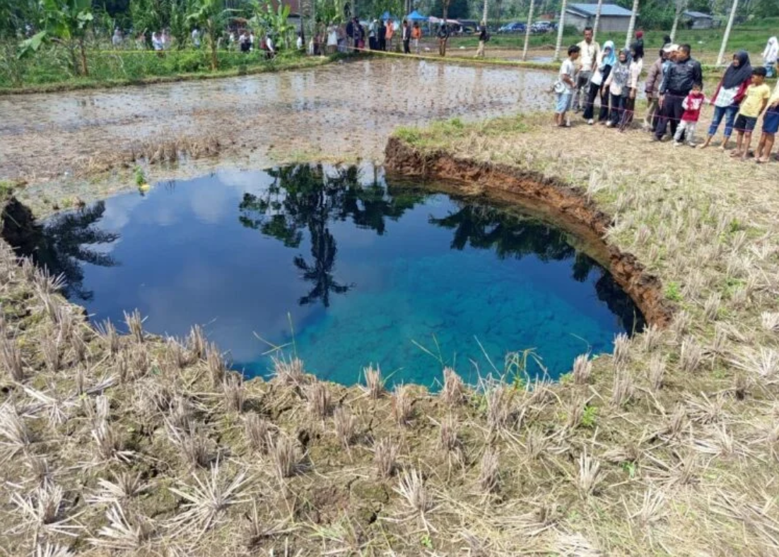 Lubang Raksasa di Situjuah Batua, Warga Ramai Ambil Air Ajaib