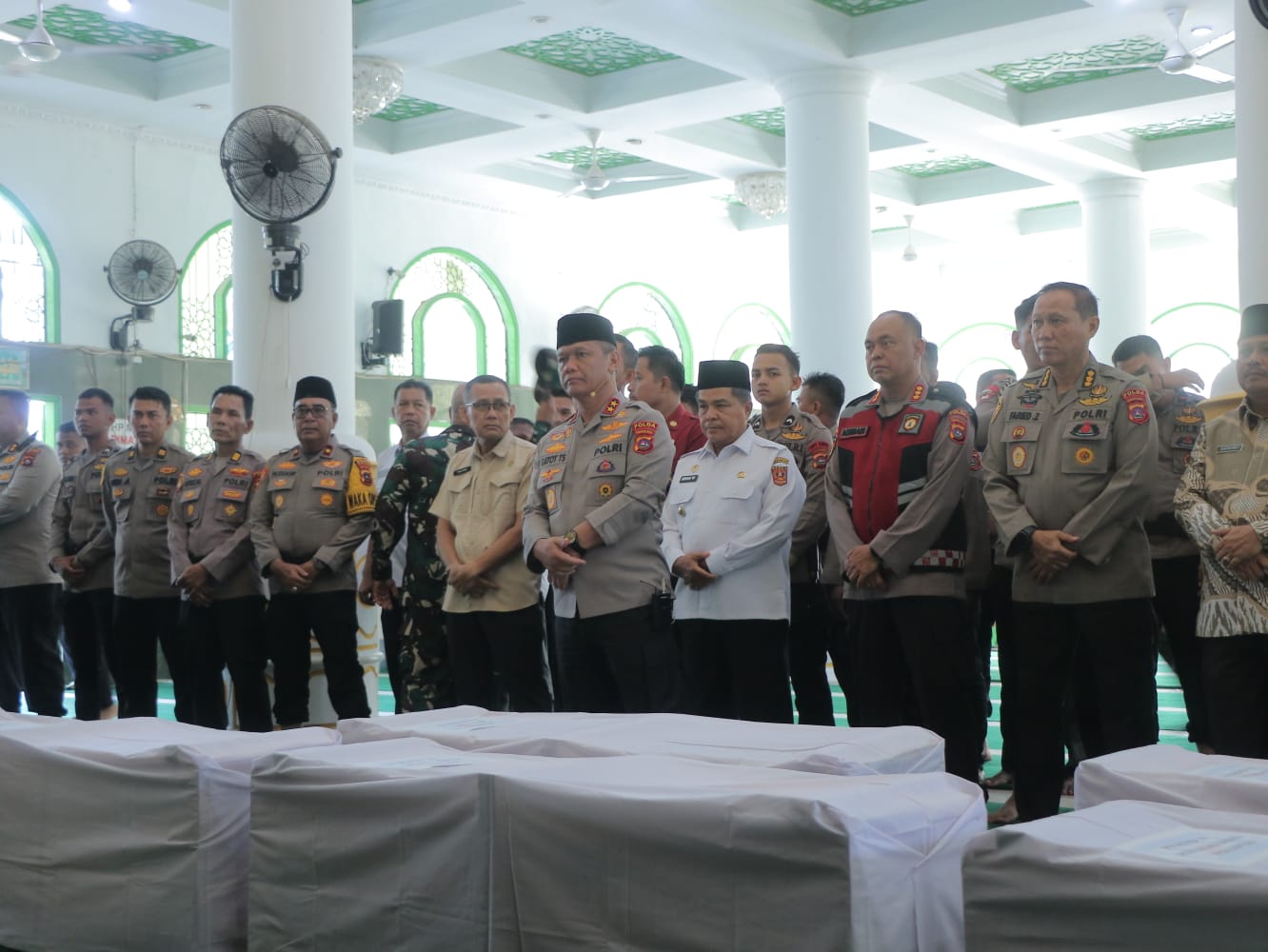 Kapolda Sumbar Pimpin Pemakaman Massal Korban Bencana Palembayan, 253 Orang Meninggal Dunia