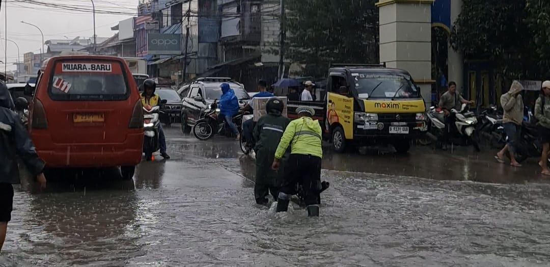 Polsek Kawasan Muara Baru Sigap Bantu Warga Terdampak Genangan Rob dan Hujan di Pelabuhan Muara Baru