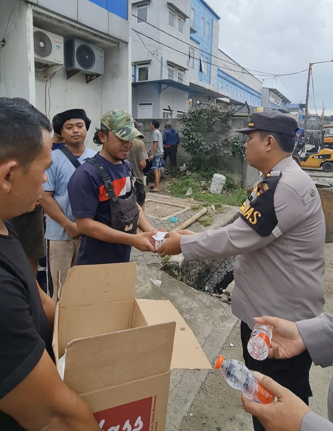 Polsek Kawasan Muara Baru Gelar Jumat Berkah, Bagikan Nasi Siap Saji kepada Pekerja Pelabuhan