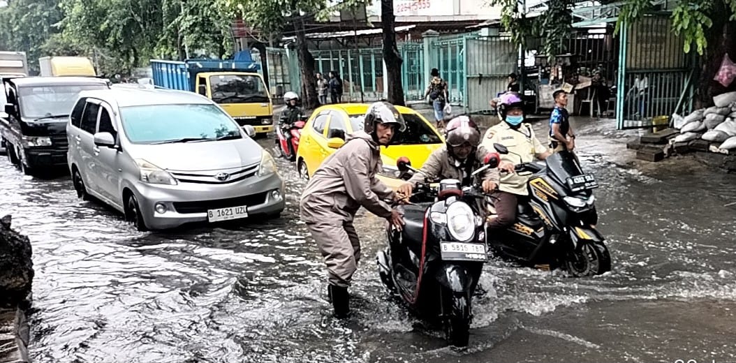 Sigap Hadapi Genangan Air, Polsek Cengkareng Atur Lalu Lintas di Outer Ring Road