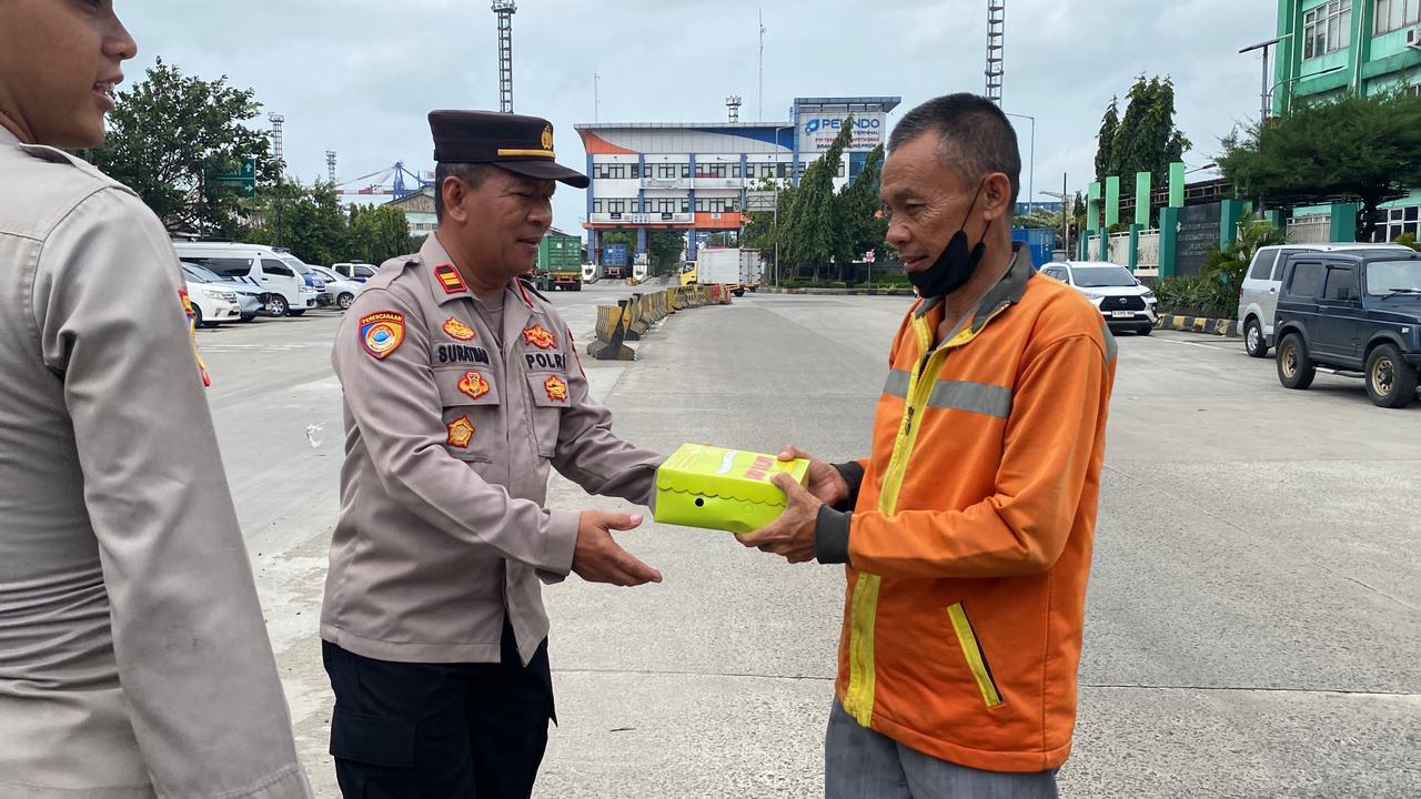 Bagren Polres Priok, Gelar Jumat Berkah Peduli, Bagikan Nasi Siap Saji kepada Pekerja Pelabuhan