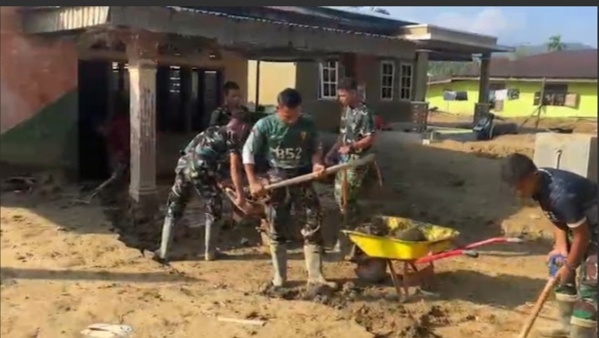 TNI Fokus Bersihkan Rumah Lansia di Lokasi Tedampak Bencana Sumatra